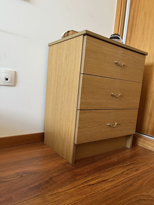 Cama casal + Mesinha cabeceira