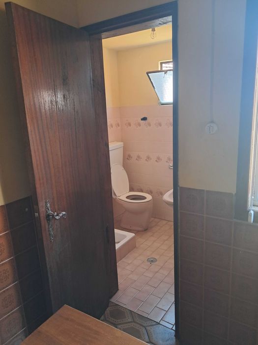 Alugo casa antiga habitável