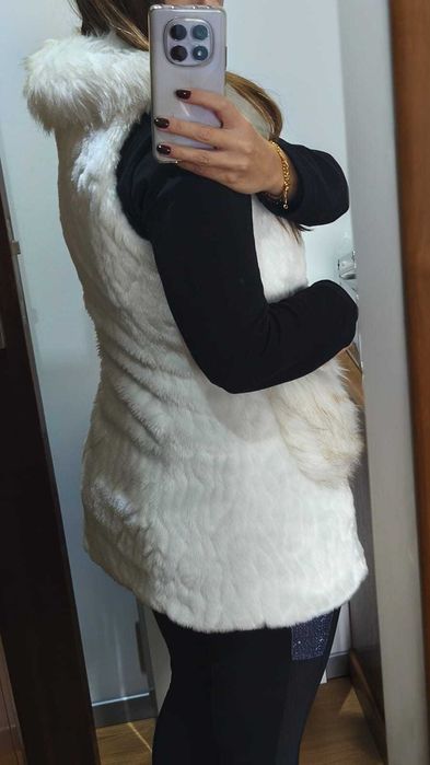 Colete de pelinho com gola amovível