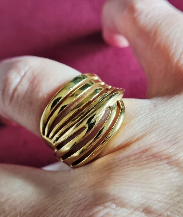 Anel dourado, em aço, ondulado. Diferente e elegante. T17