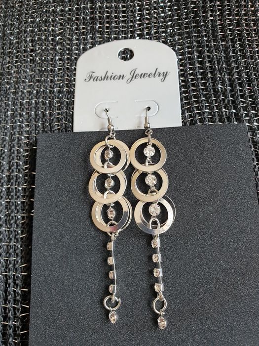 Długie wiszące kolczyki