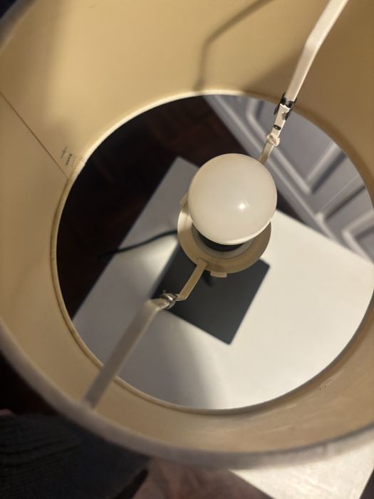 Mesinha de cabeceira e candeeiro  com lâmpada a funcionar