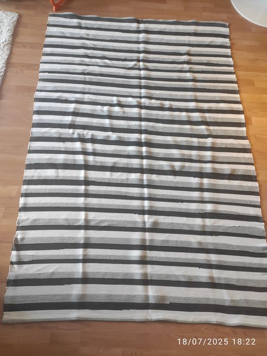 Tapete às riscas preto e branco