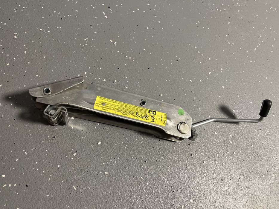 Aluminiowy dodnośnik Audi A4