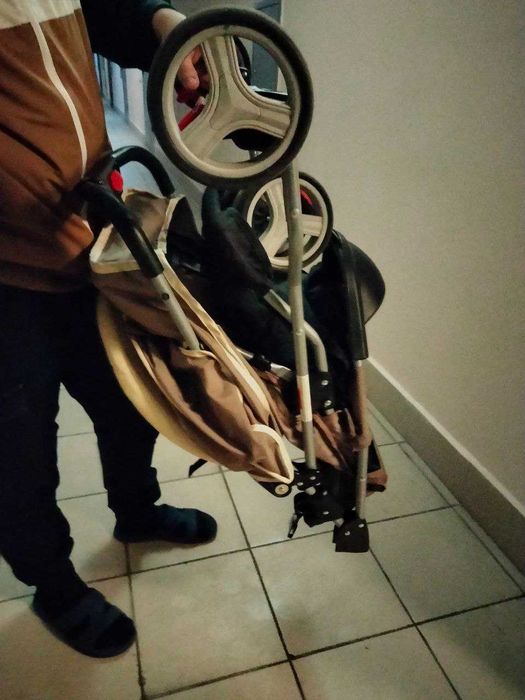 Дитяча прогулочна коляска що складається