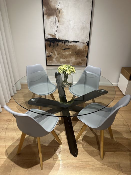 Mesa de jantar e cadeiras