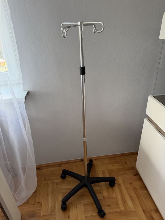 Stojak na kroplówki z kółkami