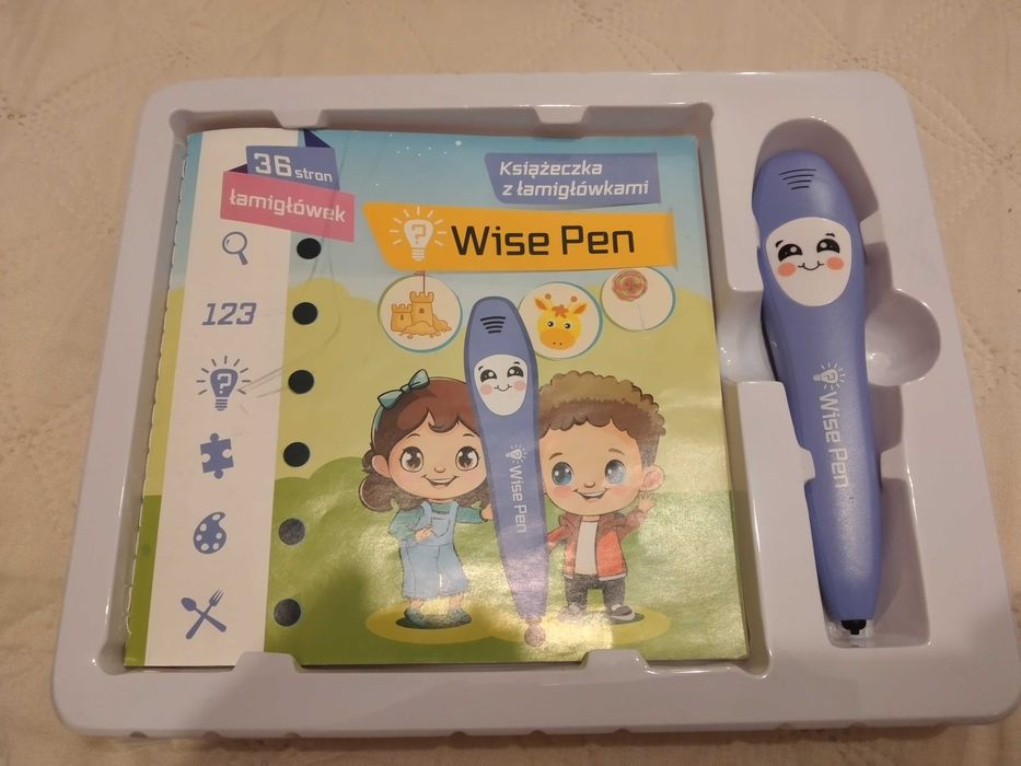 Książeczka z łamigłówkami i mówiące pióro