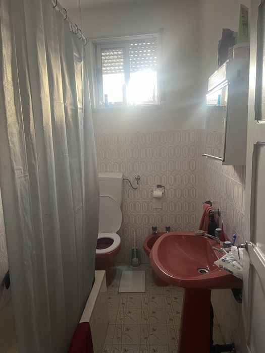 Alugo quarto em T2