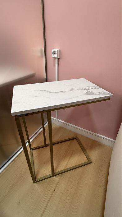 Mesinha de apoio tampo madeira efeito marmore/pes de ferro em dourado