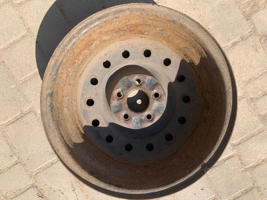 Диски  R16, 5x114,3, ET 40, DIA 66,1 з оригінальними ковпаками Nissan
