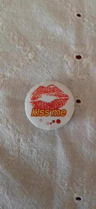 Crachá Kisse me, antigo