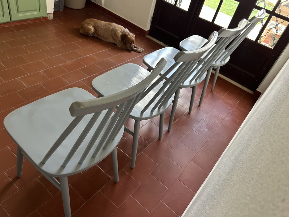 Cadeiras de sala de jantar cinzentas