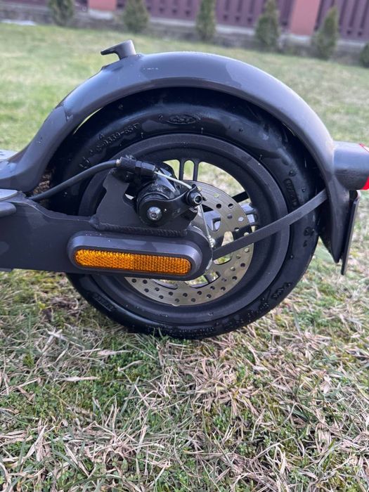 Електросамокат Xiaomi Mi Electric Scooter Essential