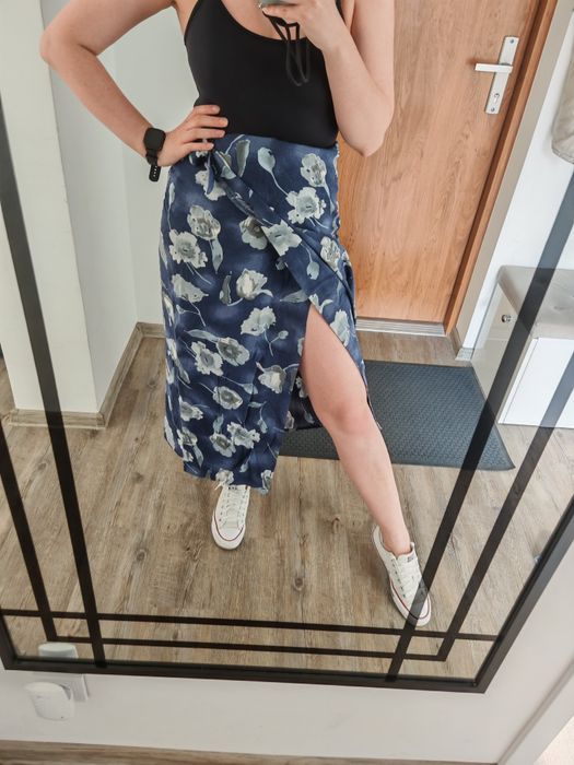 Niebieska długa spódnica zapinana na zakładkę z motywem kwiatowym