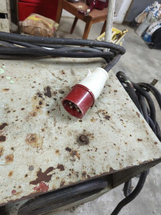 Maquina de soldar trifásica antiga mas funcional