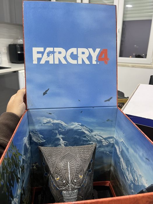 Edição de colecionador Far Cry 4 Kyrat Edition, com a estátua.