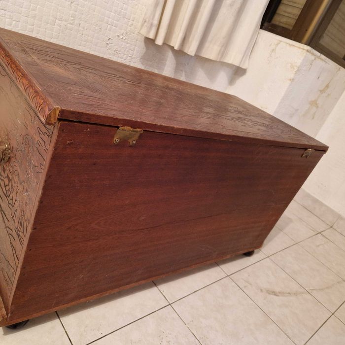 Baú/Arca oriental entalhado em madeira (estilo chinês)