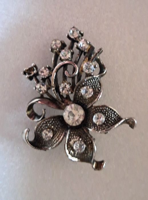 Вінтажна брошка у вигляді квітки.