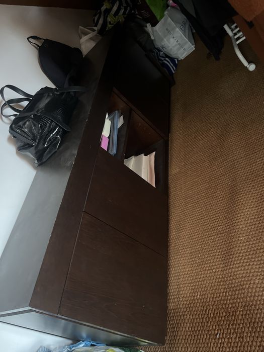 Movel aparador todo em madeira em estado satisfatorio