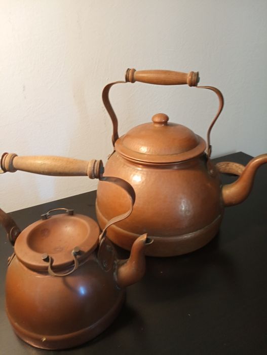 Conjunto chaleiras em cobre com pega de madeira		
Vintage	Rustico