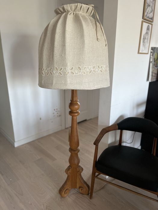 Lampa podlogowa vintage w stylu rustykalnym