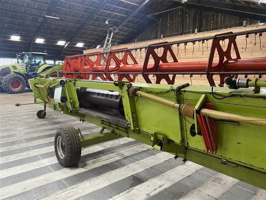 Свіжий claas lexion 460 з жаткою