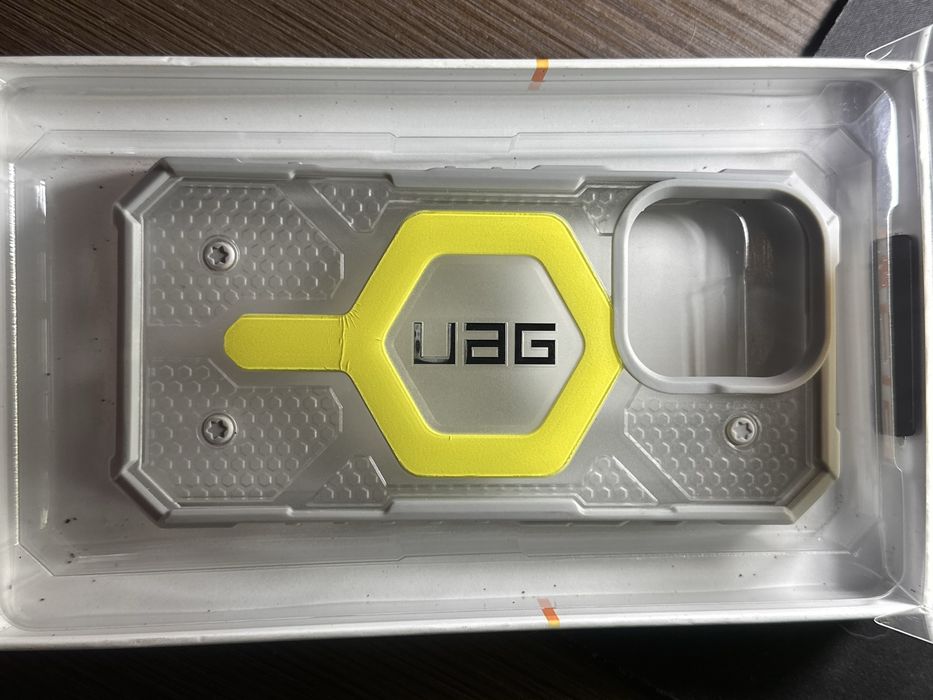 Чехол на iPhone 16 Pro.