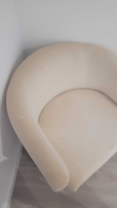 Cadeirão beje quarto