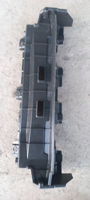 Прадам вставку между юбкой и защитой на LEXUS GX 460 с 2009 года.