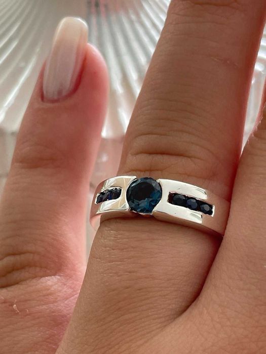 Серебряное кольцо с лондон блю топазом и сапфиром.Размер 18.25