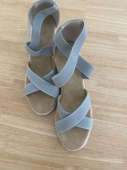 Sandalias de cunha cinzentas