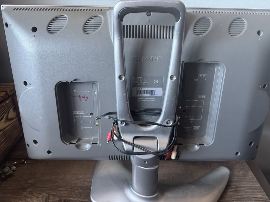 Monitor Sharp z wbudowanym naglosnieniem