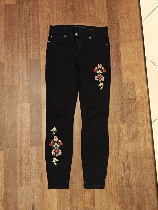 Czarne spodnie z haftem Orsay