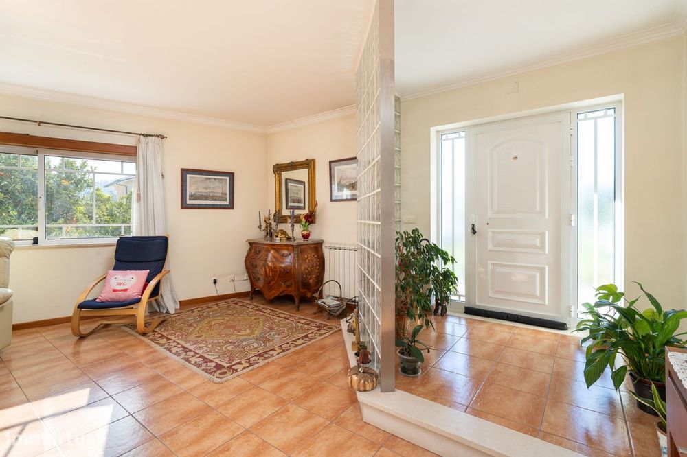 Moradia T4 com jardim, garagem e vistas urbanas