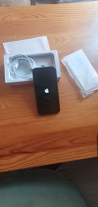 IPhone 11 64 GB +zestaw etui +etui z baterią
