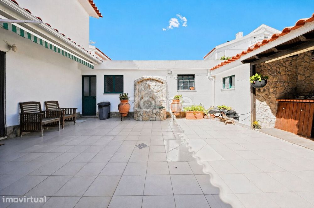 Moradia com garagem e espaço exterior