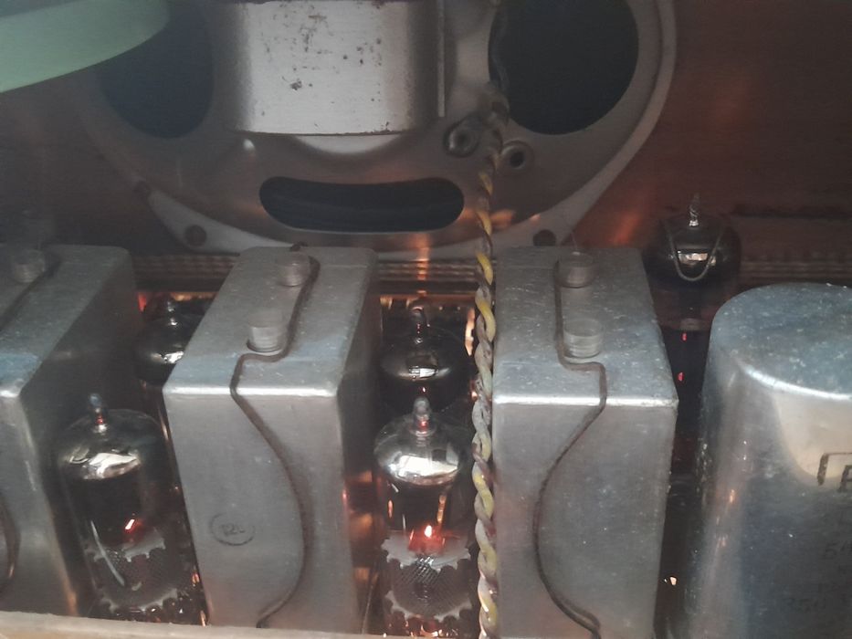 Rádio a válvulas Biennophone Celerina de 1960