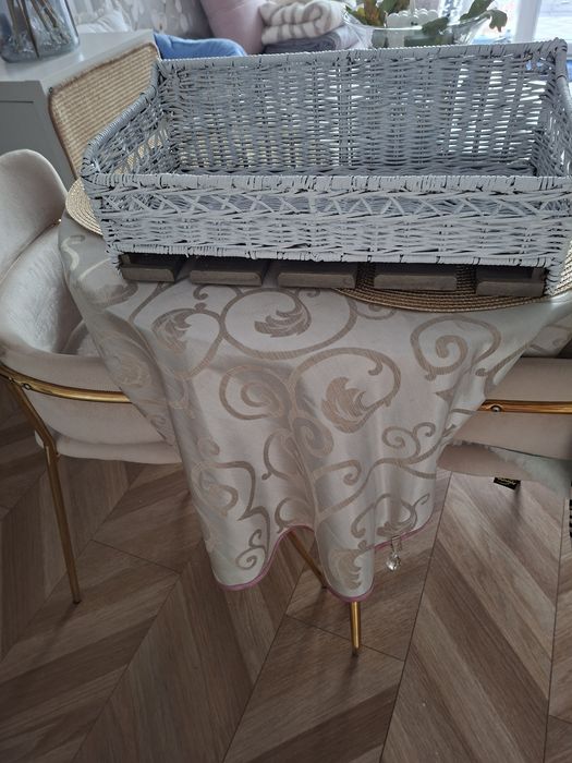 Półką do kuchni z miejscem na kieliszki.
