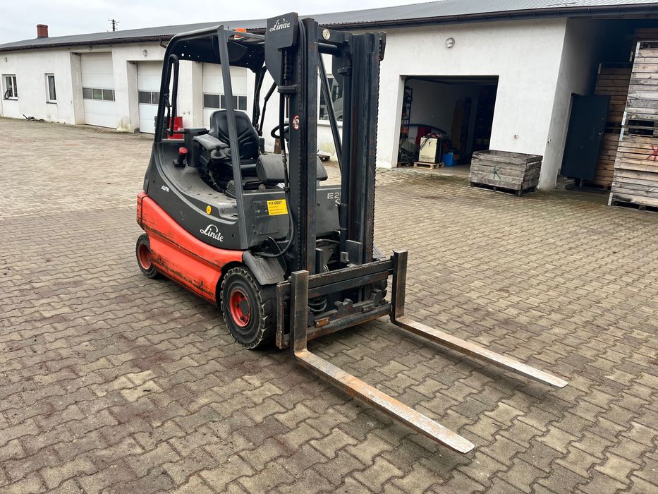 LINDE E25 / udźwig 2500 kg / wózek widłowy / elektryczny / z Niemiec