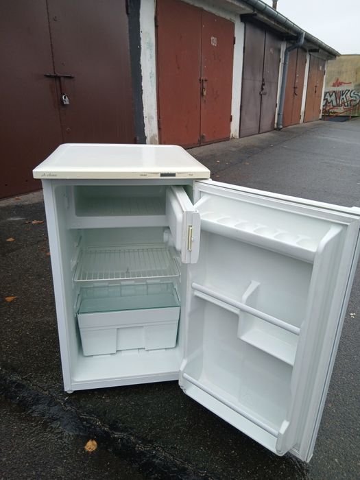 Mała lodówka z  zamrażalnikiem energooszczędna w bardzo dobrym stanie.