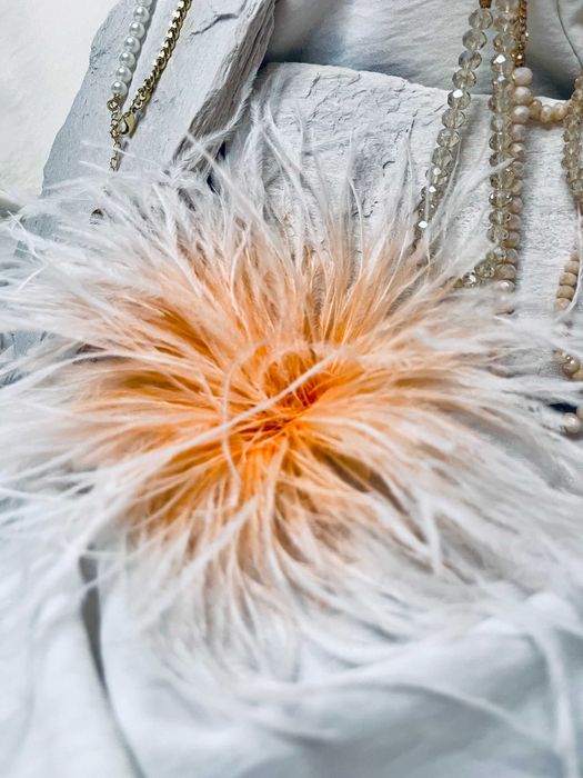 Broszka ze strusich piór Brzoskwiniowa ombre