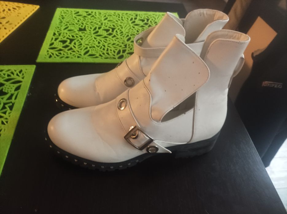 Białe ,nowe ,wiosenne kozaczki