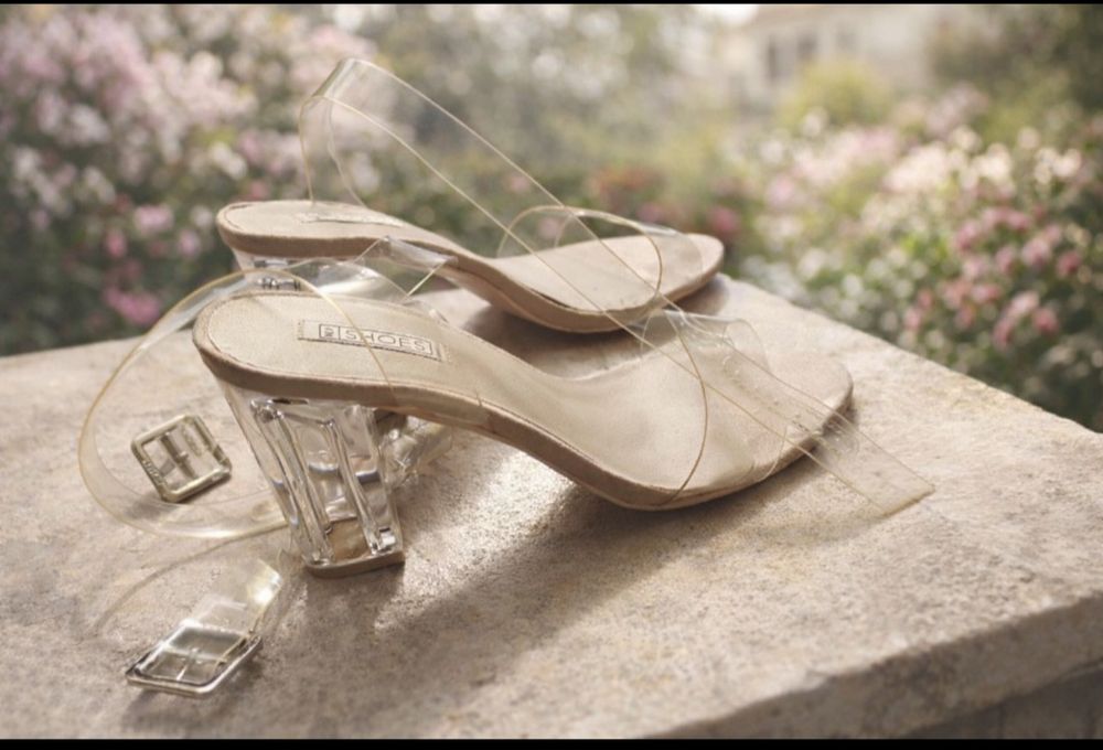 Przezroczyste sandałki 39