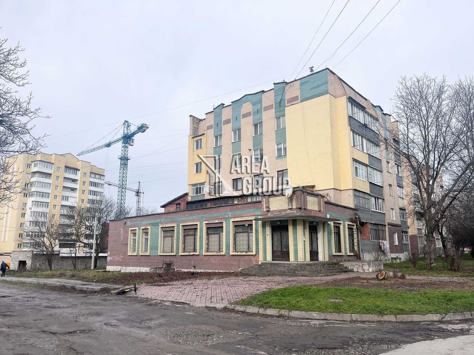 Фасадно-кутове комерційне приміщення на перехресті