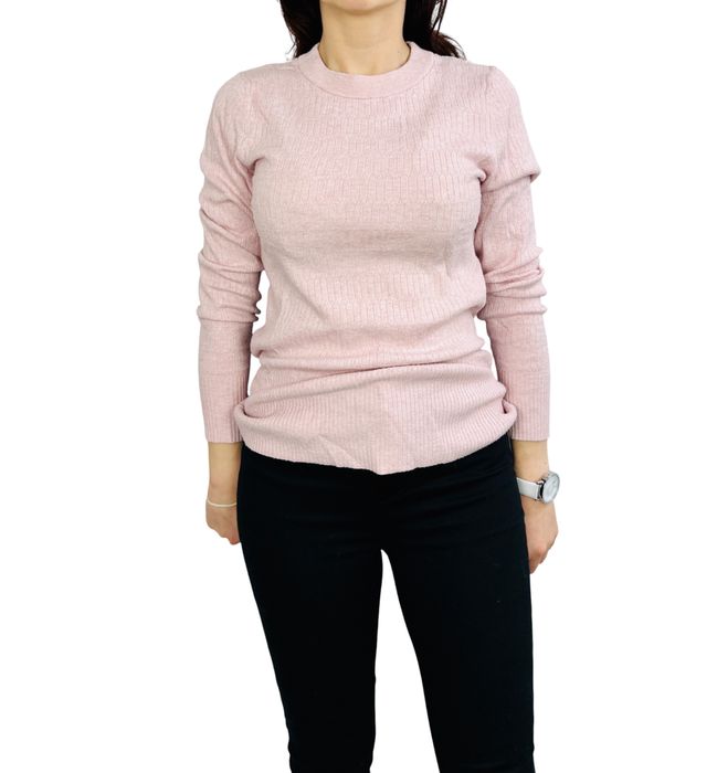 Pudrowy sweterek o dopasowanym kroju L 40