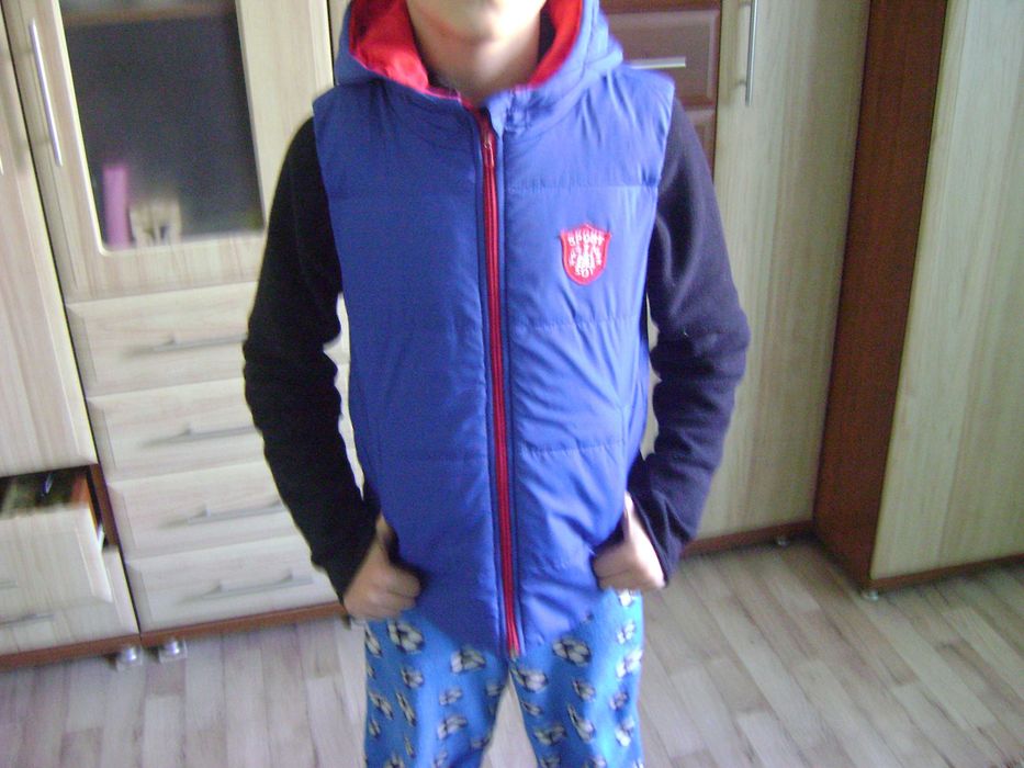 детская жилетка безрукавка на 6-8 лет (128) синтепон не сбивается