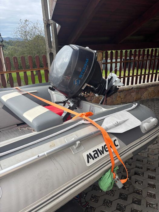 Ponton Maweric  silnikiem i przyczepą