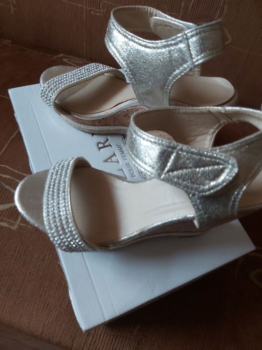 Sandałki na koturnie