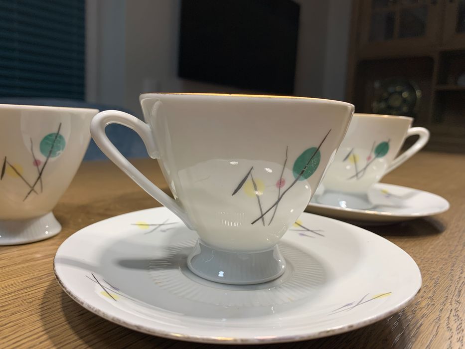 Porcelana Wałbrzych - 4 filiżanki z 2 talerzykami